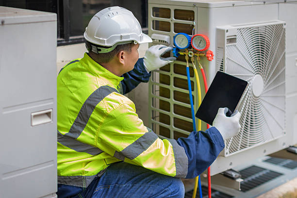 Professional Hvac technician working in Cedar Falls, IA